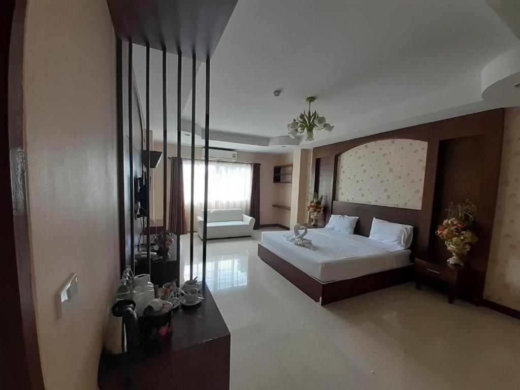 Le Parc Wangnang Hotel Phitsanulok Bagian luar foto