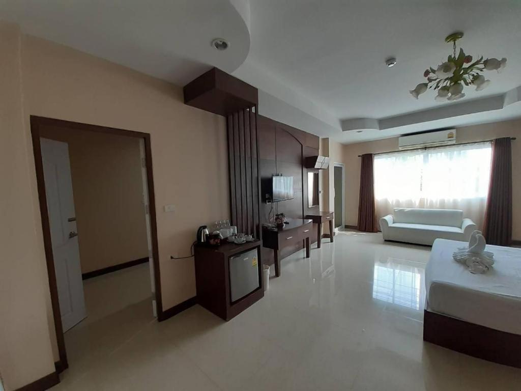 Le Parc Wangnang Hotel Phitsanulok Bagian luar foto