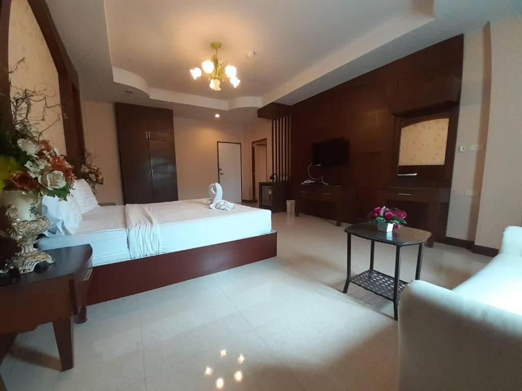 Le Parc Wangnang Hotel Phitsanulok Bagian luar foto