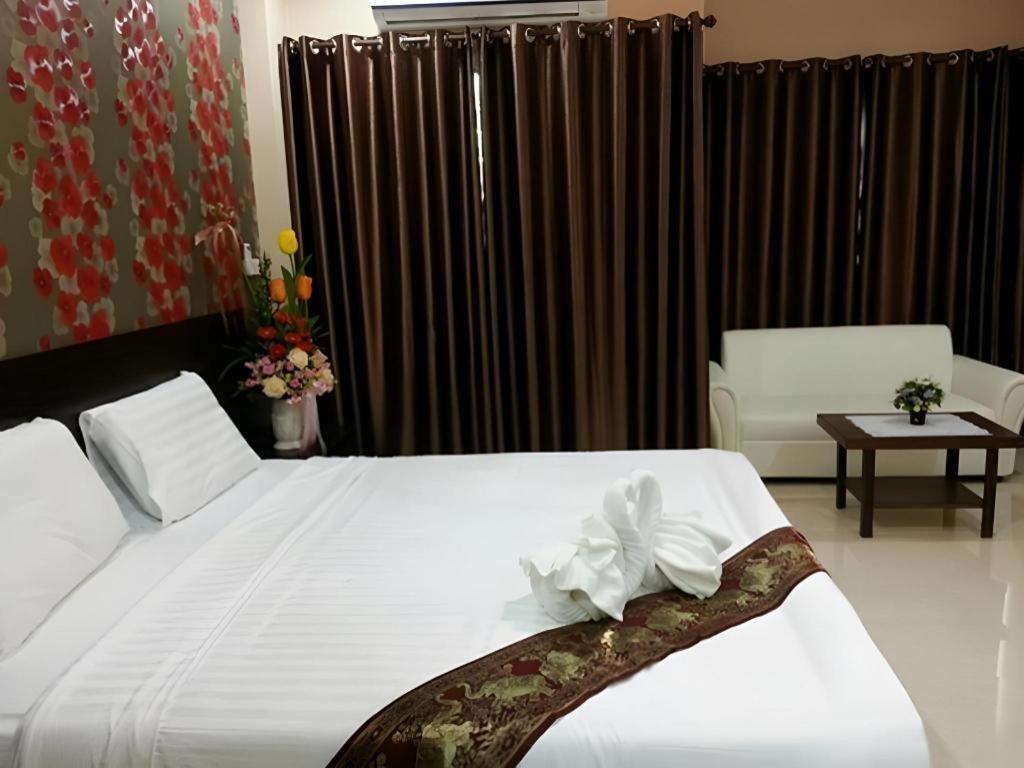 Le Parc Wangnang Hotel Phitsanulok Bagian luar foto