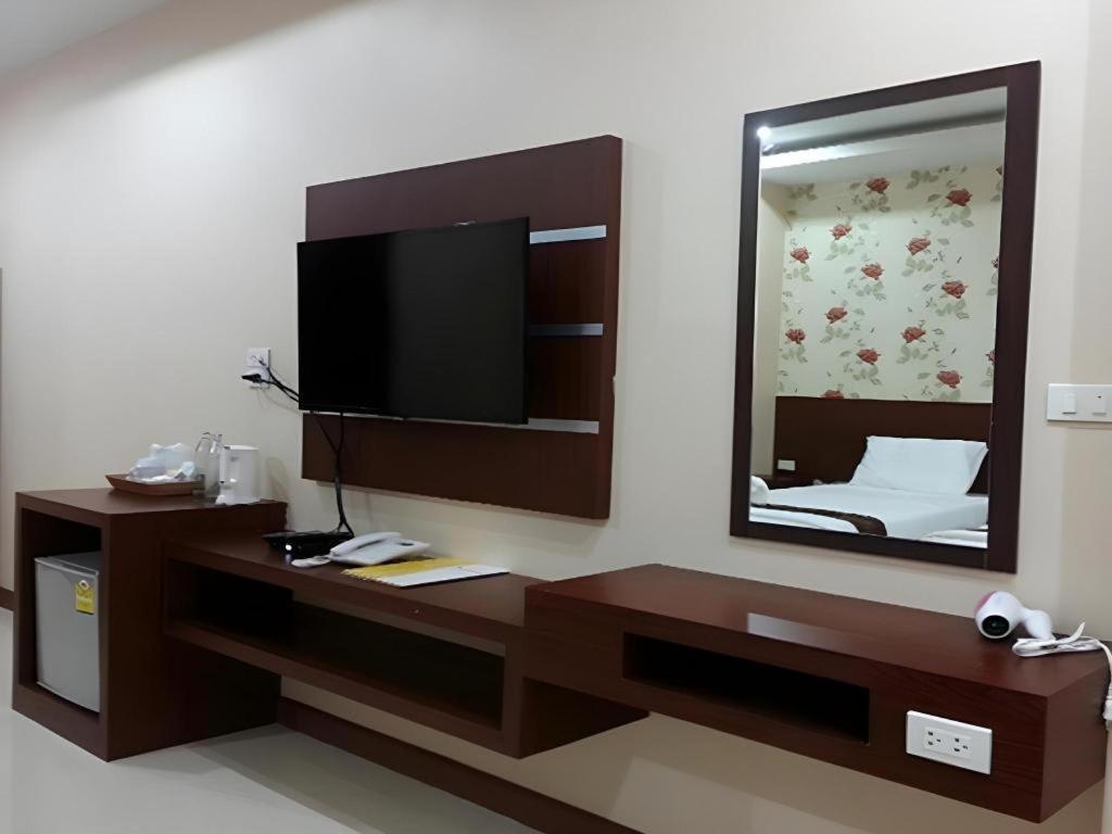Le Parc Wangnang Hotel Phitsanulok Bagian luar foto